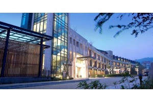 Lakeshore Hotel & Apartments